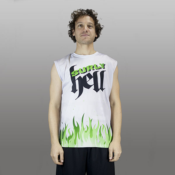 man met een grijze mouwloze shirt met surly hell geschreven