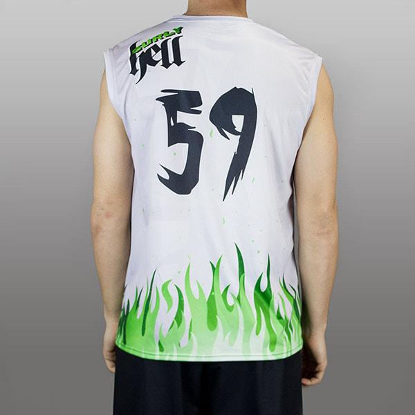 achterkant van een man met een grijze mouwloze shirt nummer 59