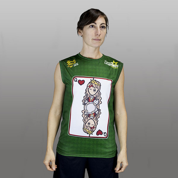 vrouw met een groene mouwloze shirt