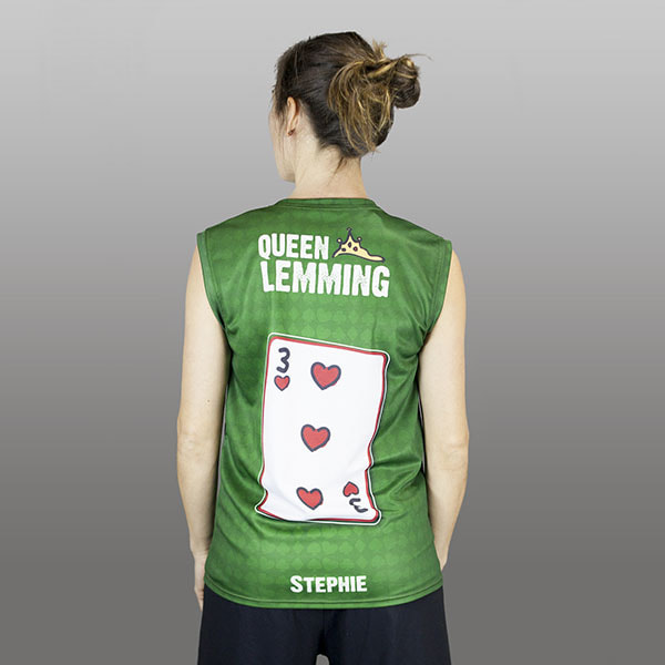 achterkant van een vrouw draagt een groene mouwloze shirt