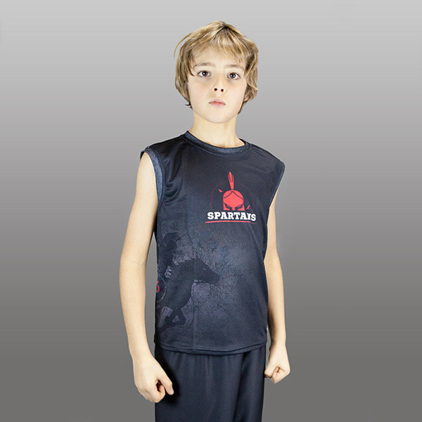 kind draagt een zwarte mouwloze shirt