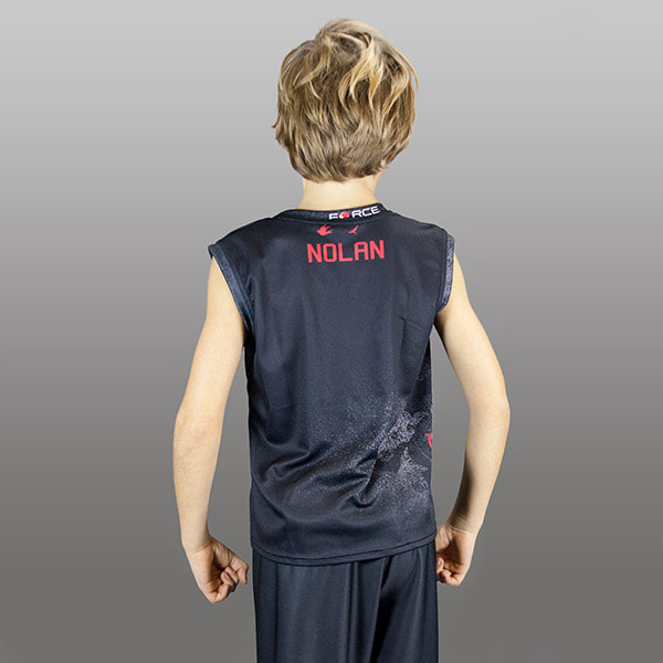 achterkant van een kind die een zwarte mouwloze shirt draagt