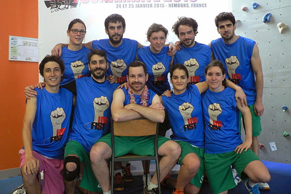 team met blauwe mouwloze shirts