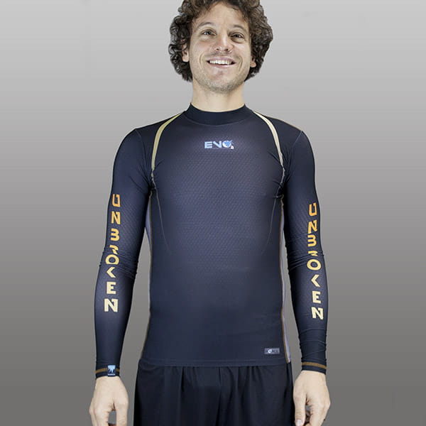 homme souriant portant un haut de compression noir et jaune à manches longues