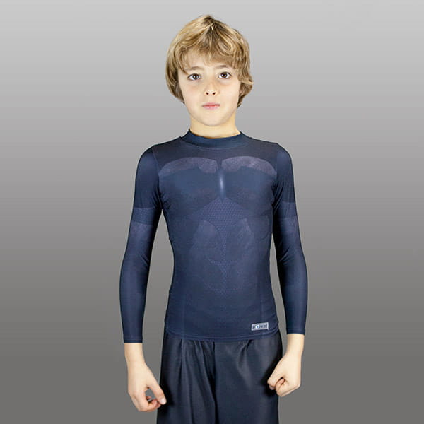 enfant blond portant un haut de compression armure noire à manches longues