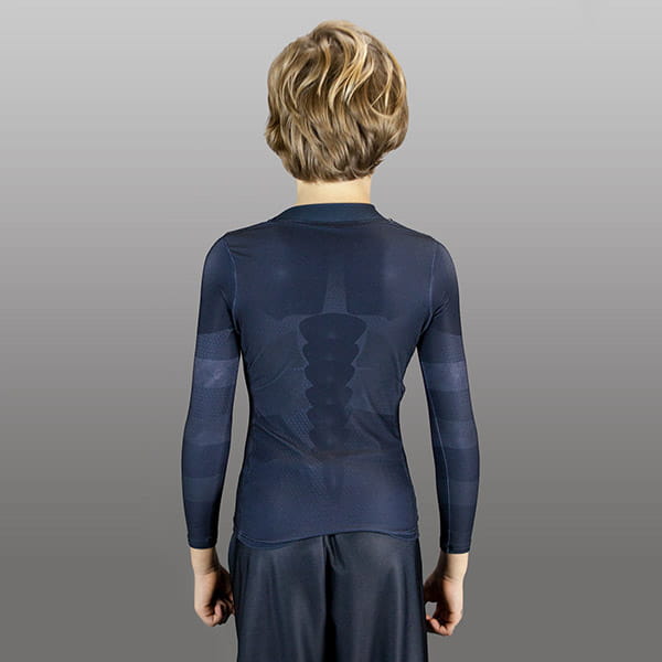 enfant blond de dos portant un haut de compression armure noire à manches longues