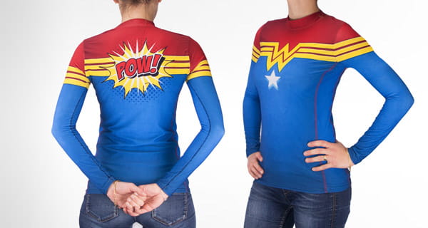 dos et devant d'une femme portant un haut de compression à manches longue inspiré par Wonderwoman