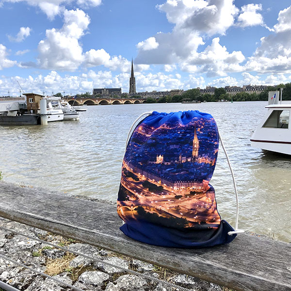 gesublimeerde tas met trekkoord met bordeaux 's nachts aan de oever van de Garonne rivier