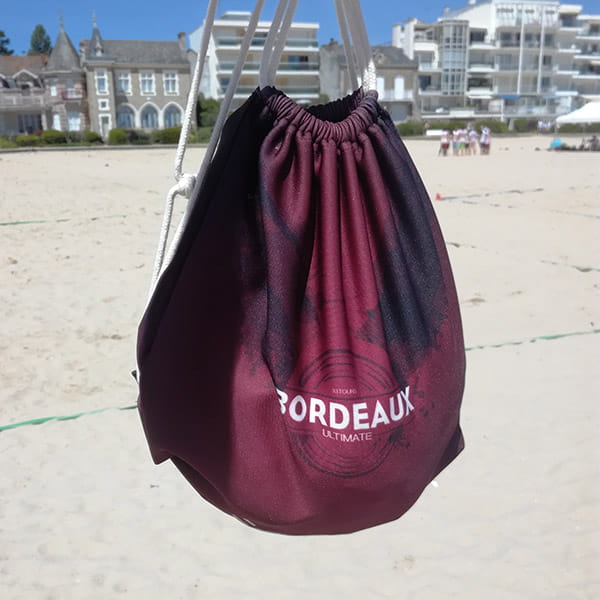 bordeaux koord zak aan het strand
