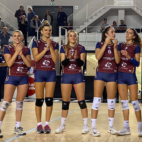 joueuses de volley-ball du bmv alignées